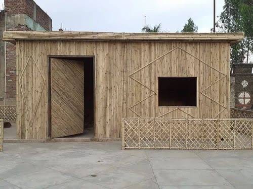 Flat-roof bamboo hut